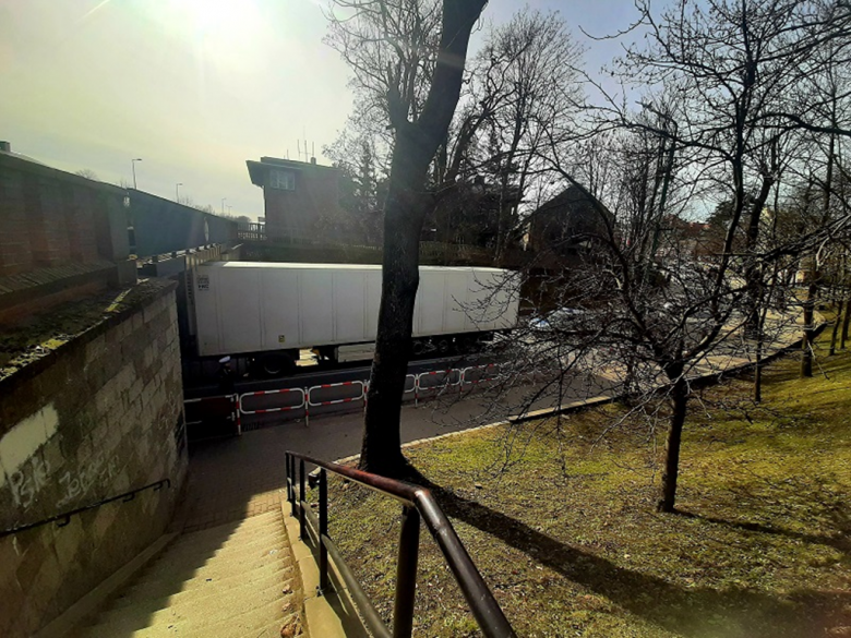 Samochód ciężarowy utknął pod wiaduktem na ul. Wrocławskiej