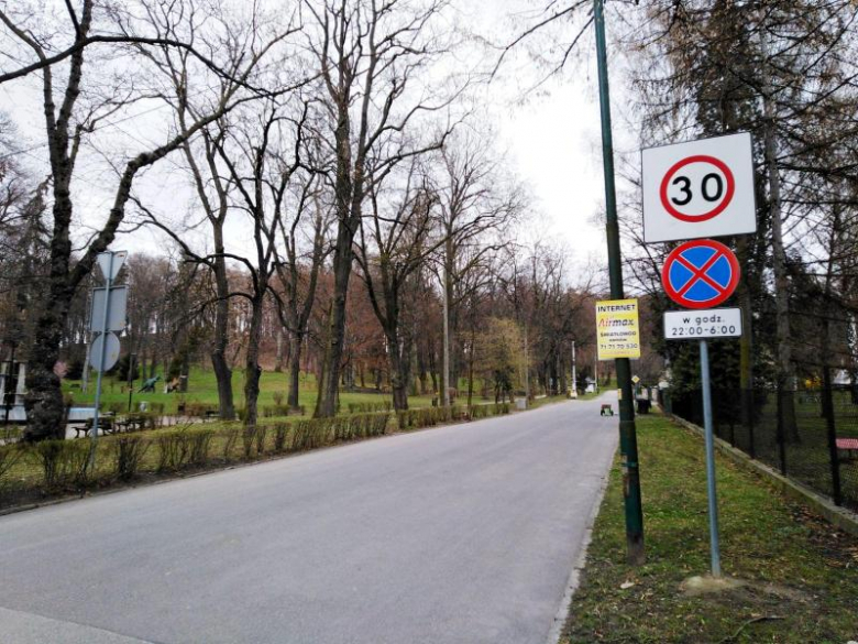 Zakaz zatrzymywania się w godzinach nocnych (22:00 - 6:00) przy ul. Parkowej i Mickiewicza