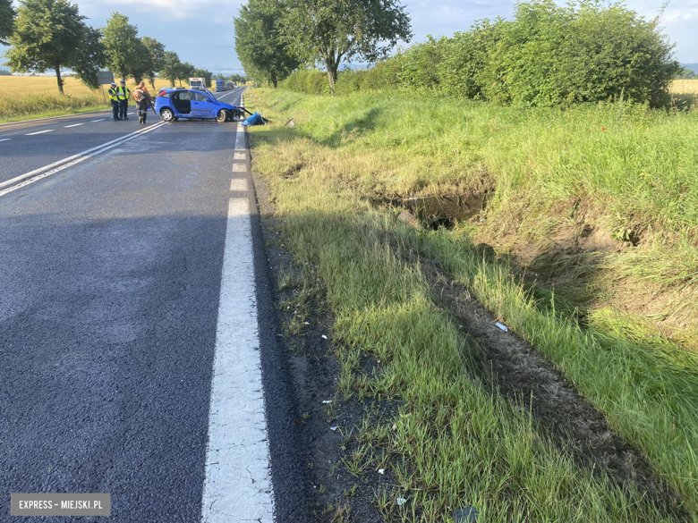 Ford wypadł z drogi i uderzył w betonowy przepust. Dwie osoby w szpitalu