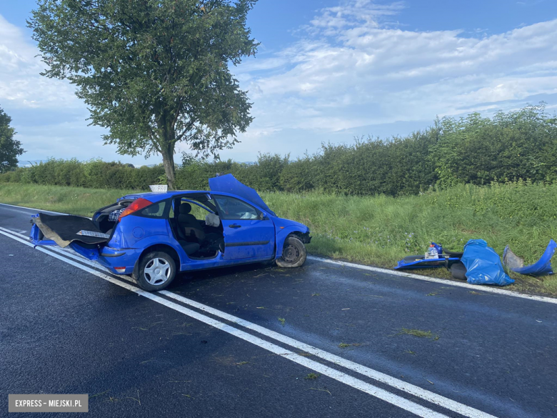 Ford wypadł z drogi i uderzył w betonowy przepust. Dwie osoby w szpitalu