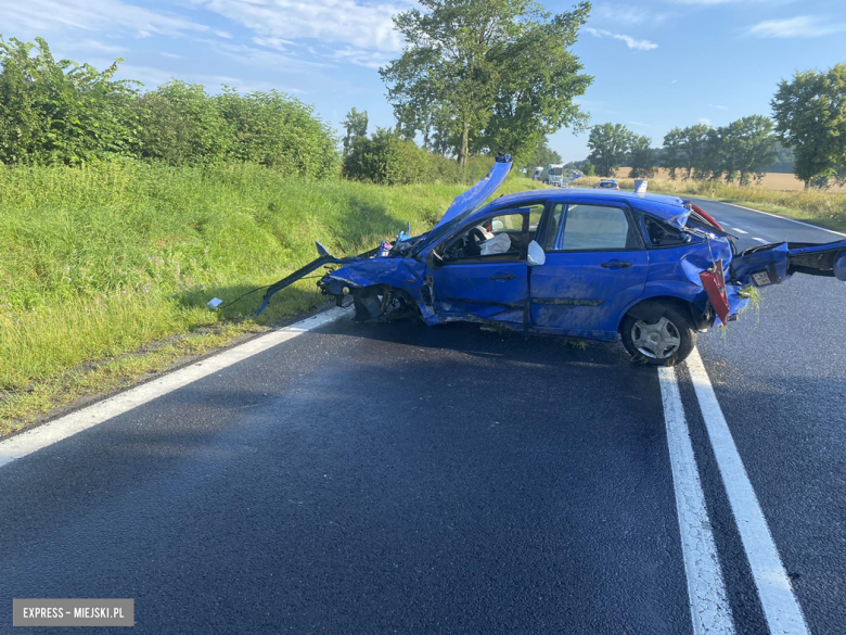 Ford wypadł z drogi i uderzył w betonowy przepust. Dwie osoby w szpitalu