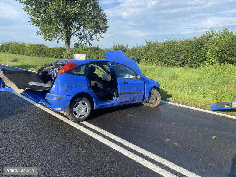 Ford wypadł z drogi i uderzył w betonowy przepust. Dwie osoby w szpitalu