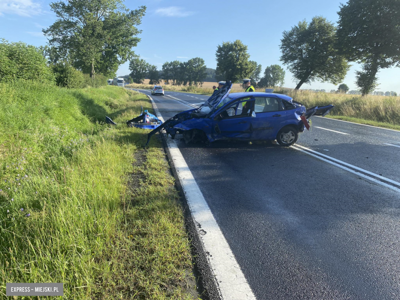 Ford wypadł z drogi i uderzył w betonowy przepust. Dwie osoby w szpitalu