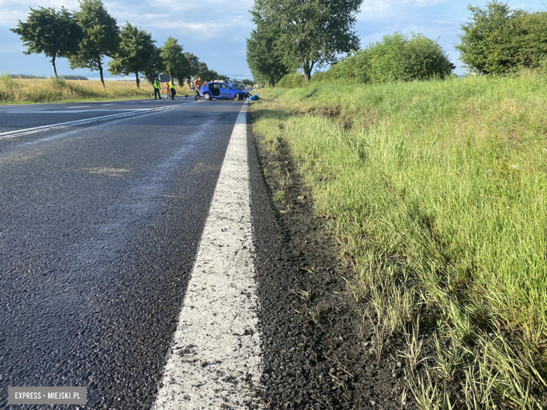 Ford wypadł z drogi i uderzył w betonowy przepust. Dwie osoby w szpitalu