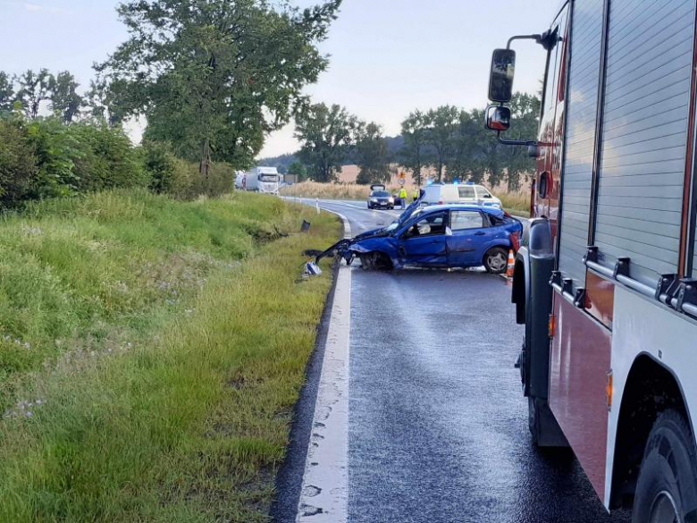 	Ford wypadł z drogi i uderzył w betonowy przepust. Dwie osoby w szpitalu