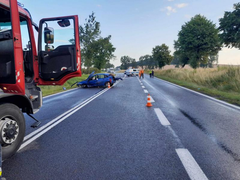 	Ford wypadł z drogi i uderzył w betonowy przepust. Dwie osoby w szpitalu