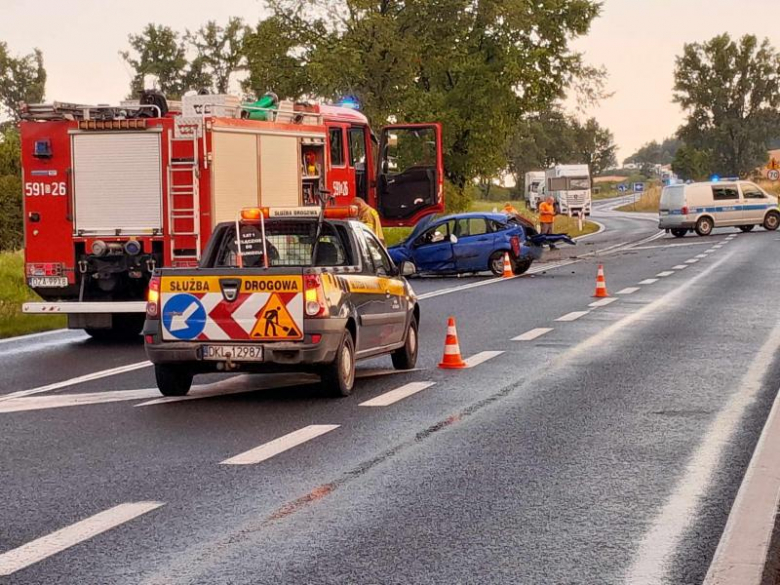 	Ford wypadł z drogi i uderzył w betonowy przepust. Dwie osoby w szpitalu