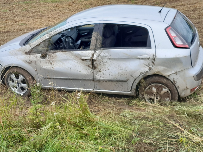  Samochód osobowy wypadł z drogi w Szklarach