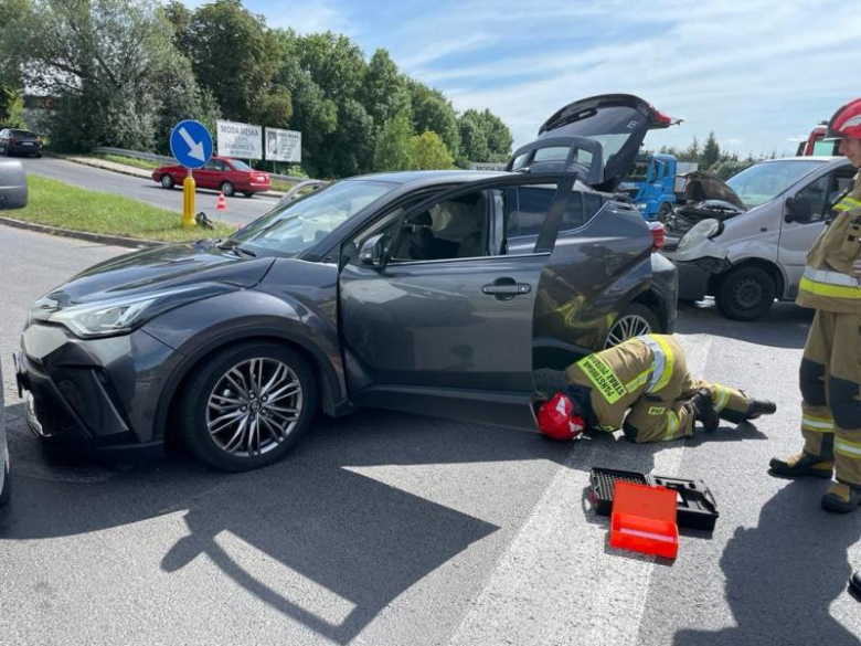 Zderzenie trzech aut na skrzyżowaniu krajowej ósemki z ul. Legnicką