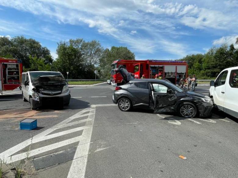 Zderzenie trzech aut na skrzyżowaniu krajowej ósemki z ul. Legnicką