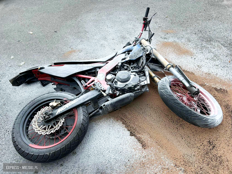 Zderzenie osobówki i motocykla na ulicy Żeromskiego w Ząbkowicach Śl. [foto]