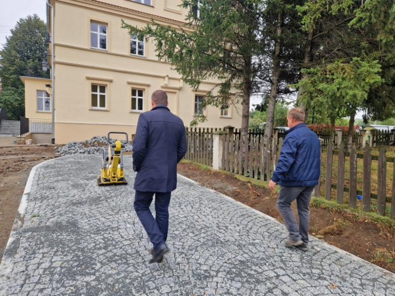 Pięknieje przestrzeń wokół przedszkola w Przedborowej