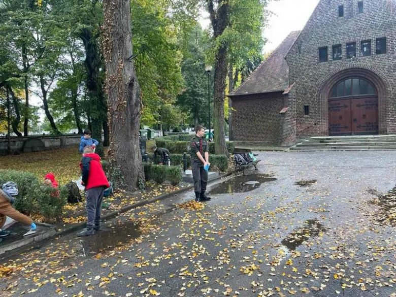 Harcerze porządkowali groby Sybiraków i Nieznanego Żołnierza