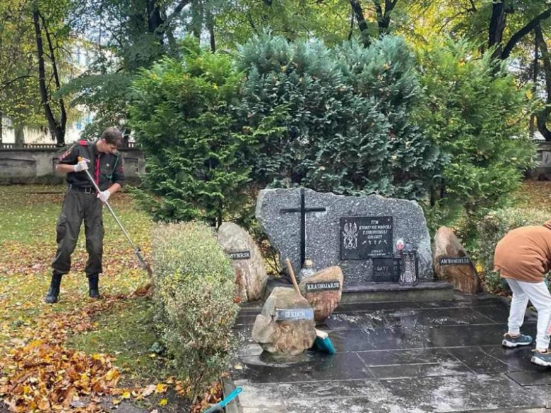 Harcerze porządkowali groby Sybiraków i Nieznanego Żołnierza