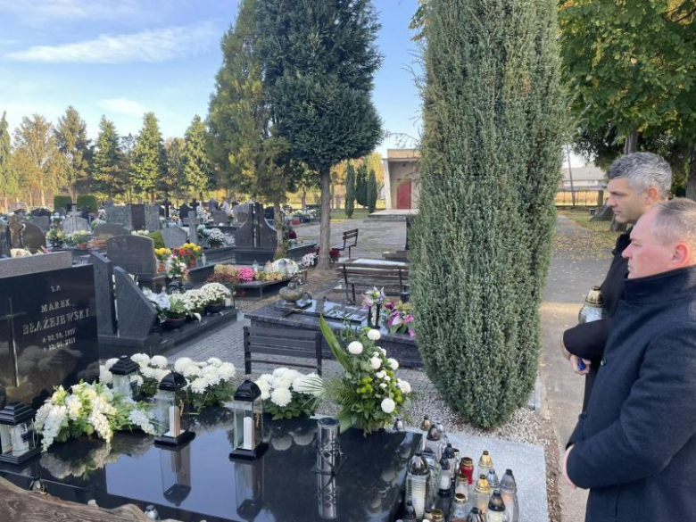 Burmistrz i przewodniczący rady miejskiej odwiedzili groby zmarłych samorządowców i zasłużonych 
