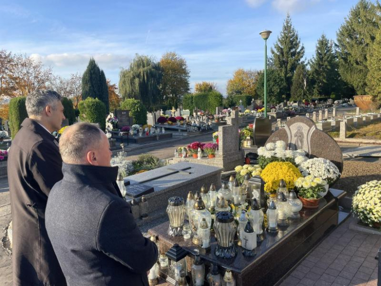 Burmistrz i przewodniczący rady miejskiej odwiedzili groby zmarłych samorządowców i zasłużonych 