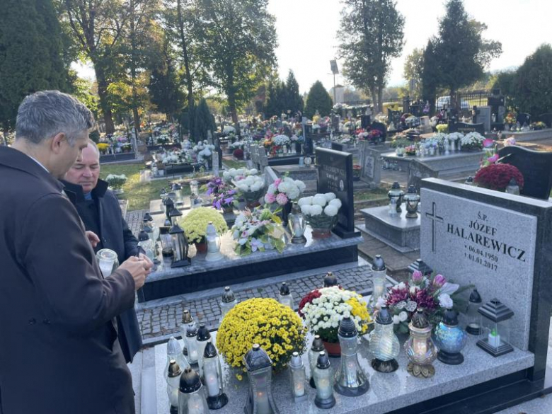 Burmistrz i przewodniczący rady miejskiej odwiedzili groby zmarłych samorządowców i zasłużonych 