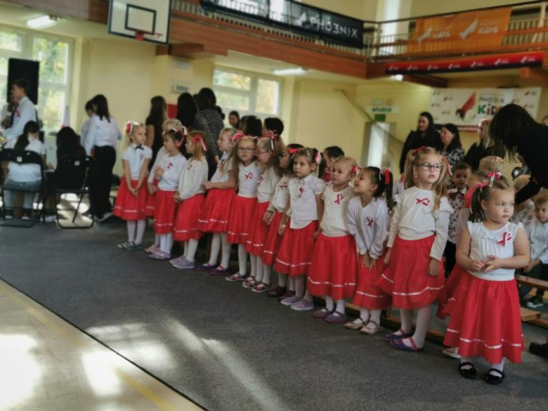 „Przebudź się, jesteś wolny”. Patriotyczny występ uczniów z kamienieckiej jedynki [foto]