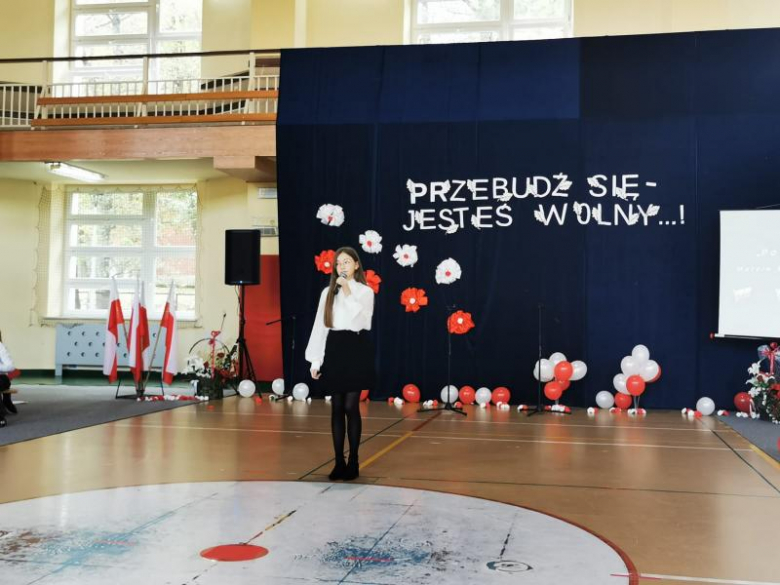 „Przebudź się, jesteś wolny”. Patriotyczny występ uczniów z kamienieckiej jedynki [foto]