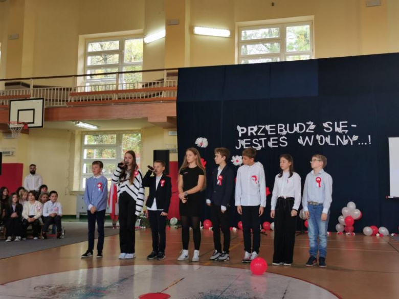 „Przebudź się, jesteś wolny”. Patriotyczny występ uczniów z kamienieckiej jedynki [foto]