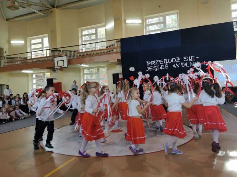 „Przebudź się, jesteś wolny”. Patriotyczny występ uczniów z kamienieckiej jedynki [foto]