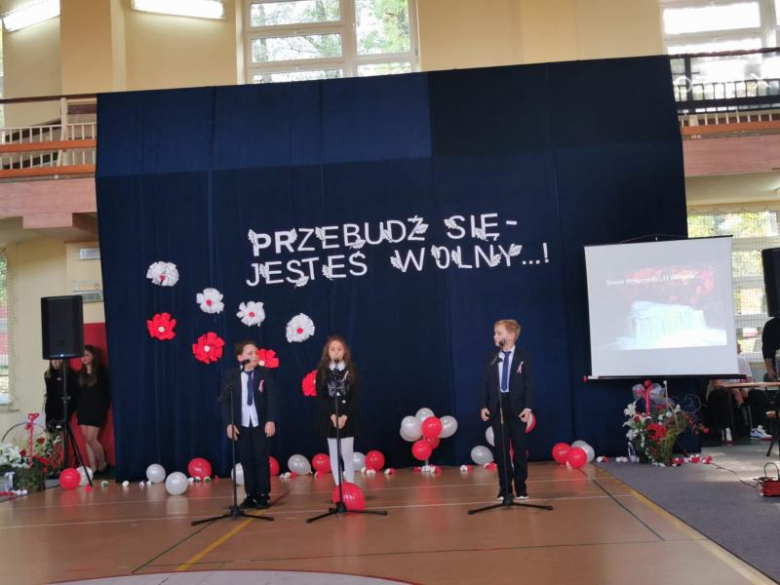 „Przebudź się, jesteś wolny”. Patriotyczny występ uczniów z kamienieckiej jedynki [foto]