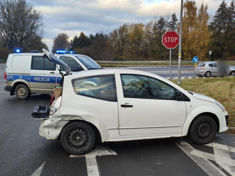 Zderzenie dwóch osobówek na skrzyżowaniu krajowej ósemki z ul. Legnicką