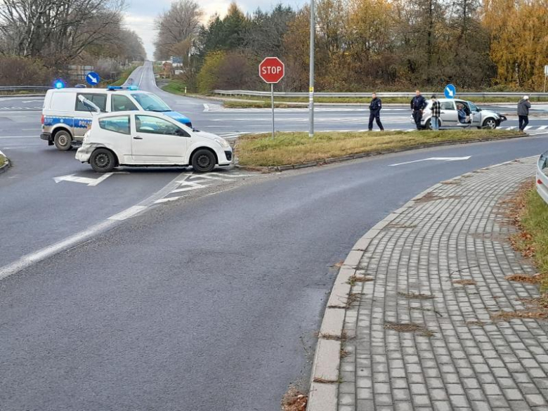 Zderzenie dwóch osobówek na skrzyżowaniu krajowej ósemki z ul. Legnicką