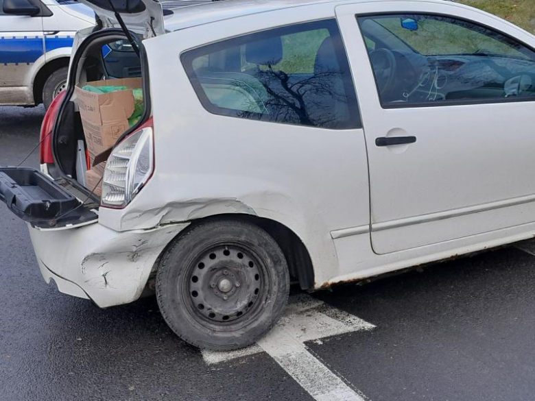 Zderzenie dwóch osobówek na skrzyżowaniu krajowej ósemki z ul. Legnicką