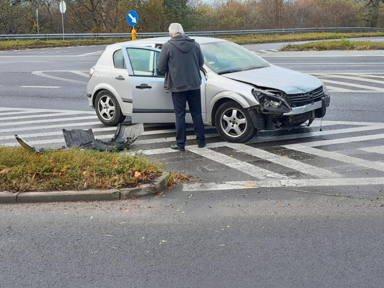 Zderzenie dwóch osobówek na skrzyżowaniu krajowej ósemki z ul. Legnicką