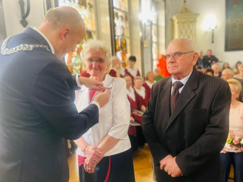 Jubileusz długoletniego pożycia małżeńskiego w Ziębicach. 13 par świętowało Złote Gody!