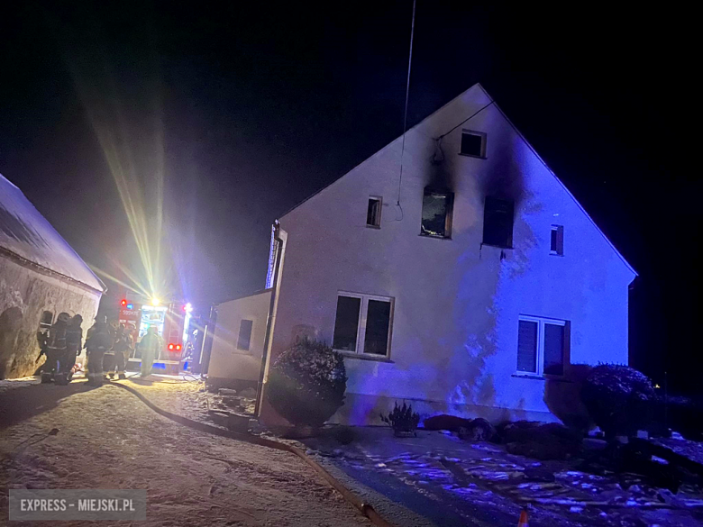 Pożar w budynku mieszkalnym w Tomicach. Nie żyje mężczyzna 