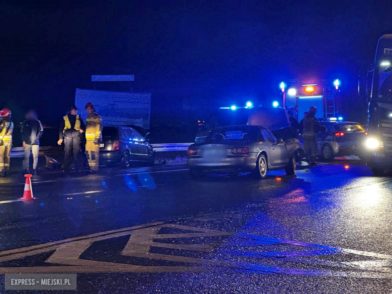 Zderzenie dwóch samochodów osobowych na krajowej ósemce