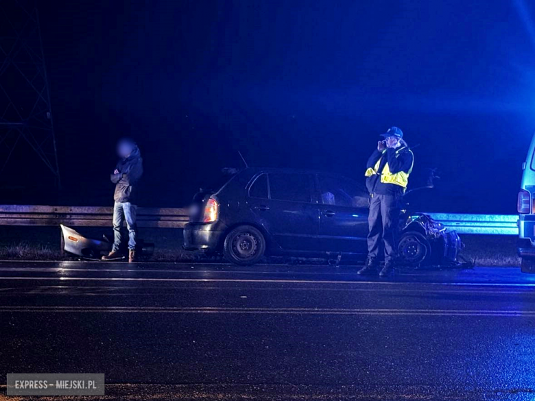 Zderzenie dwóch samochodów osobowych na krajowej ósemce