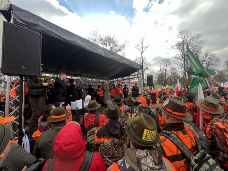 Myśliwi z Koła Łowieckiego „Jeleń” w Kamieńcu Ząbkowickim protestowali w Warszawie