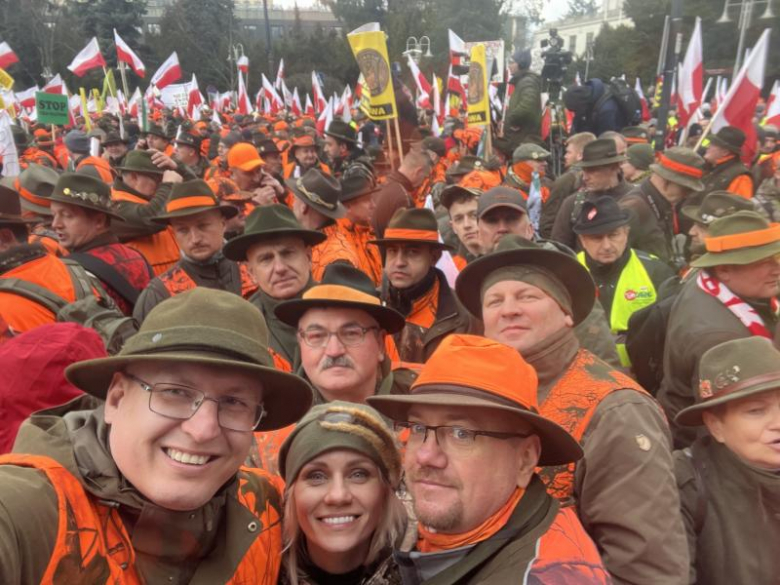 Myśliwi z Koła Łowieckiego „Jeleń” w Kamieńcu Ząbkowickim protestowali w Warszawie