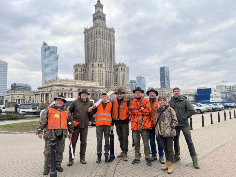 Myśliwi z Koła Łowieckiego „Jeleń” w Kamieńcu Ząbkowickim protestowali w Warszawie