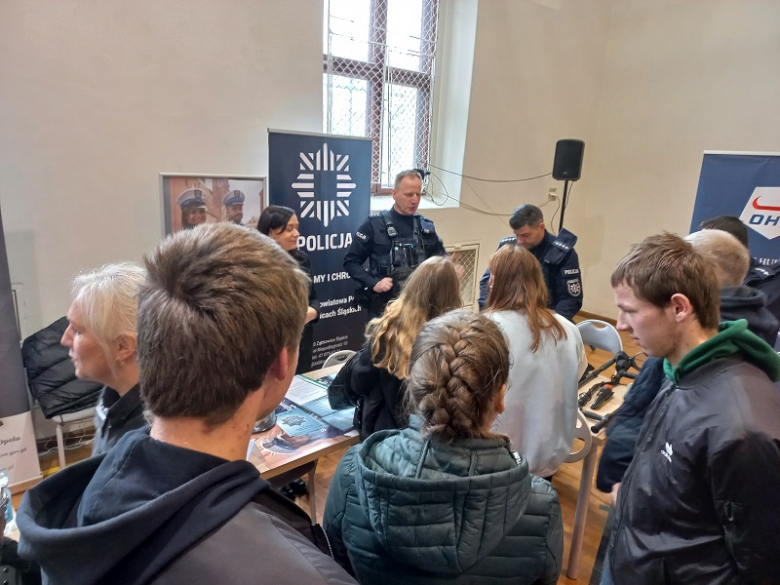 Policjanci promowali swój zawód na Targach Pracy i Edukacji w Ząbkowicach Śląskich