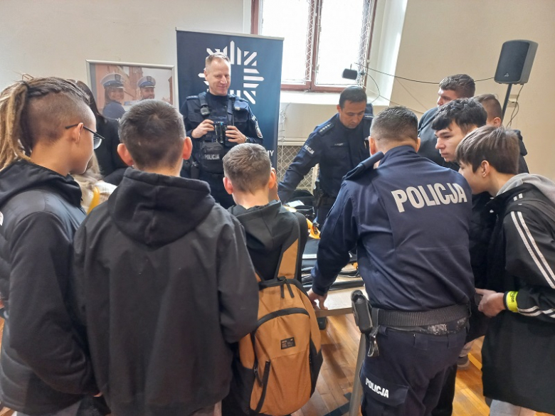 Policjanci promowali swój zawód na Targach Pracy i Edukacji w Ząbkowicach Śląskich