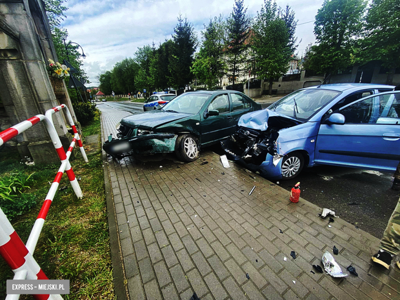 Zderzenie dwóch samochodów osobowych na ul. Głównej w Bardzie