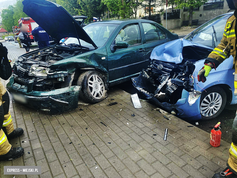 Zderzenie dwóch samochodów osobowych na ul. Głównej w Bardzie