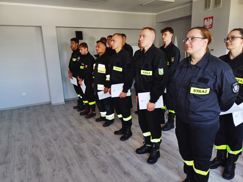 Kilkunastu kolejnych strażaków-ochotników ukończyło kurs podstawowy