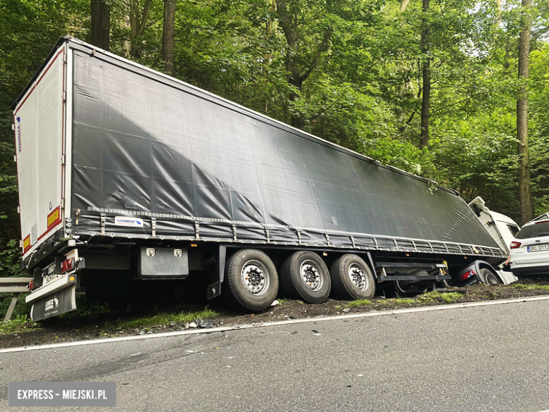 Wypadek z udziałem samochodu ciężarowego i dwóch osobówek na drodze krajowej nr 46