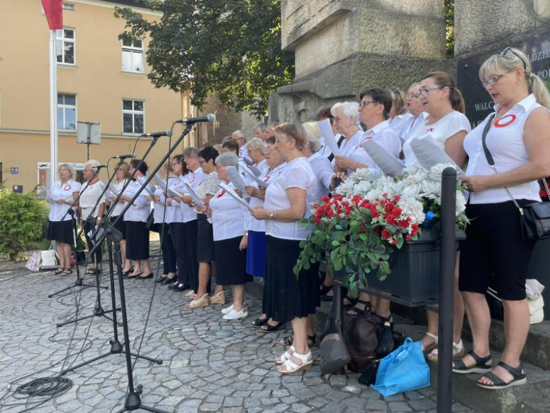 Patriotyczne śpiewanie pod pomnikiem z okazji 80. rocznicy Powstania Warszawskiego