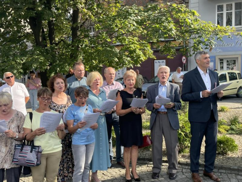 Patriotyczne śpiewanie pod pomnikiem z okazji 80. rocznicy Powstania Warszawskiego