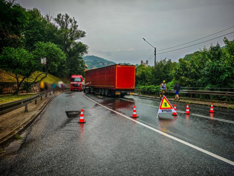 	Samochód ciężarowy uderzył w barierki na krajowej ósemce w Bardzie. Droga zablokowana