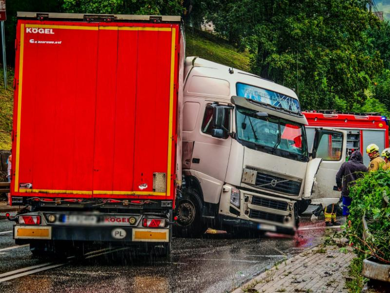 	Samochód ciężarowy uderzył w barierki na krajowej ósemce w Bardzie. Droga zablokowana