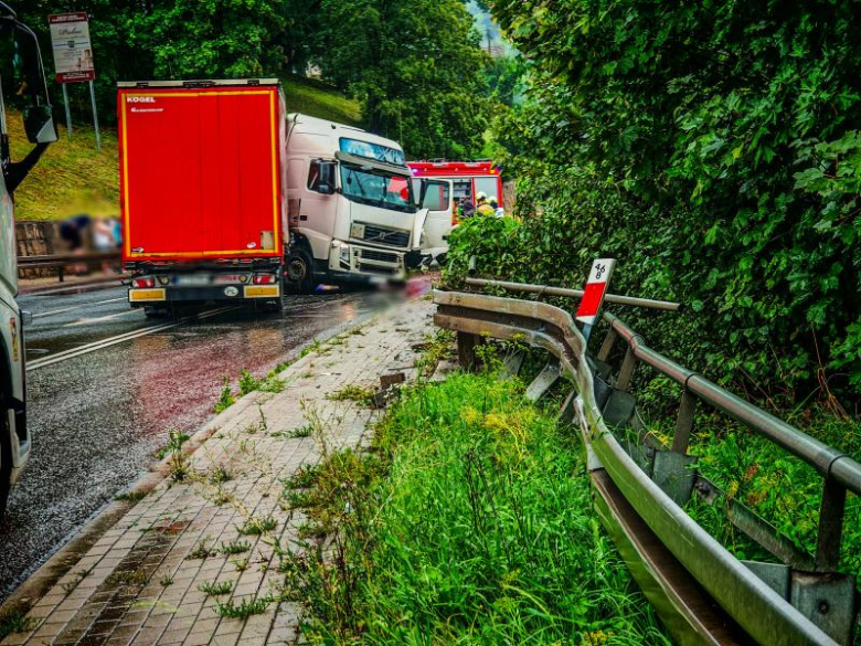 	Samochód ciężarowy uderzył w barierki na krajowej ósemce w Bardzie. Droga zablokowana