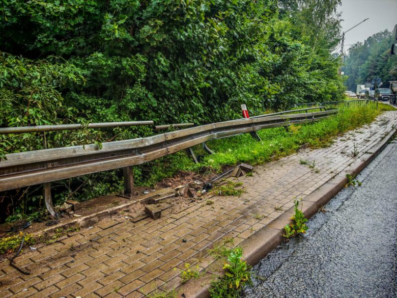 	Samochód ciężarowy uderzył w barierki na krajowej ósemce w Bardzie. Droga zablokowana