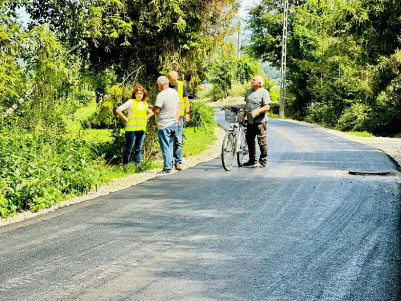 Kilometrowy odcinek nowej drogi gminnej powstaje w Raczycach